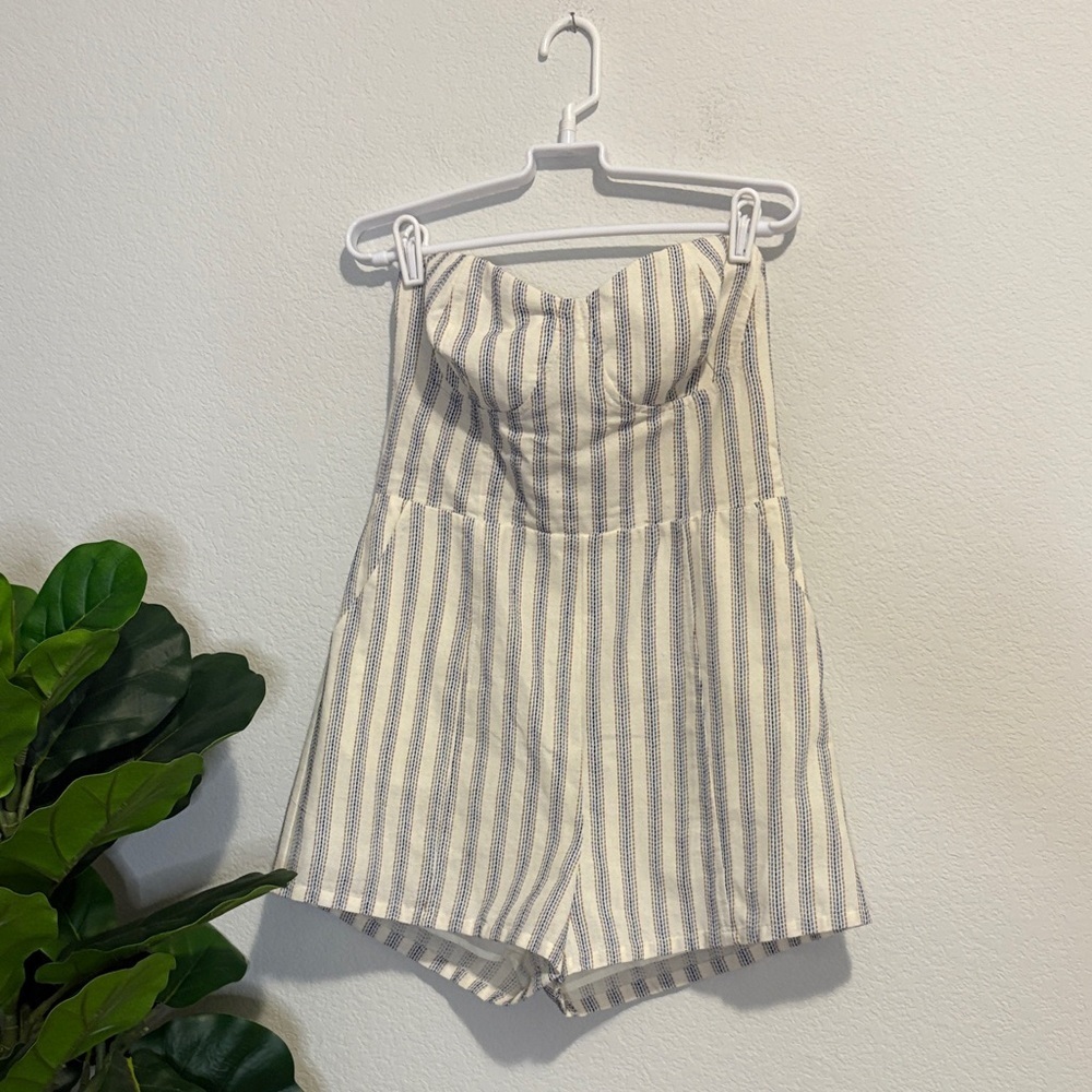 Le Lis strapless Cream Striped romper size large